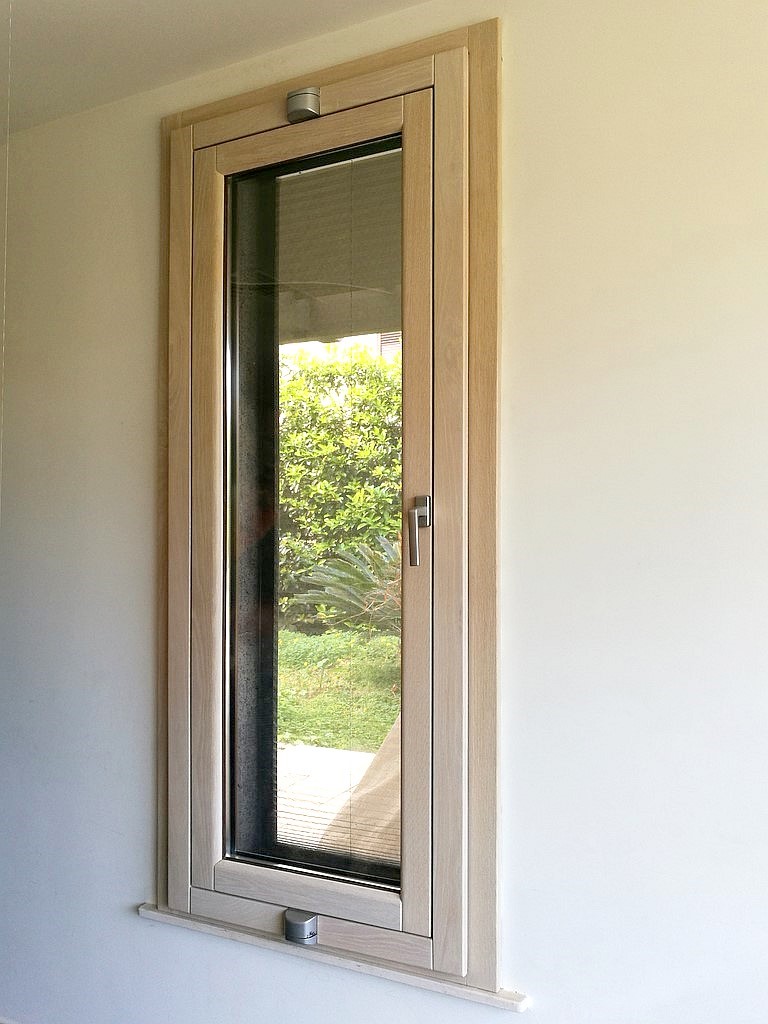 finestra a bilico verticale in alluminio-legno rovere sbiancato