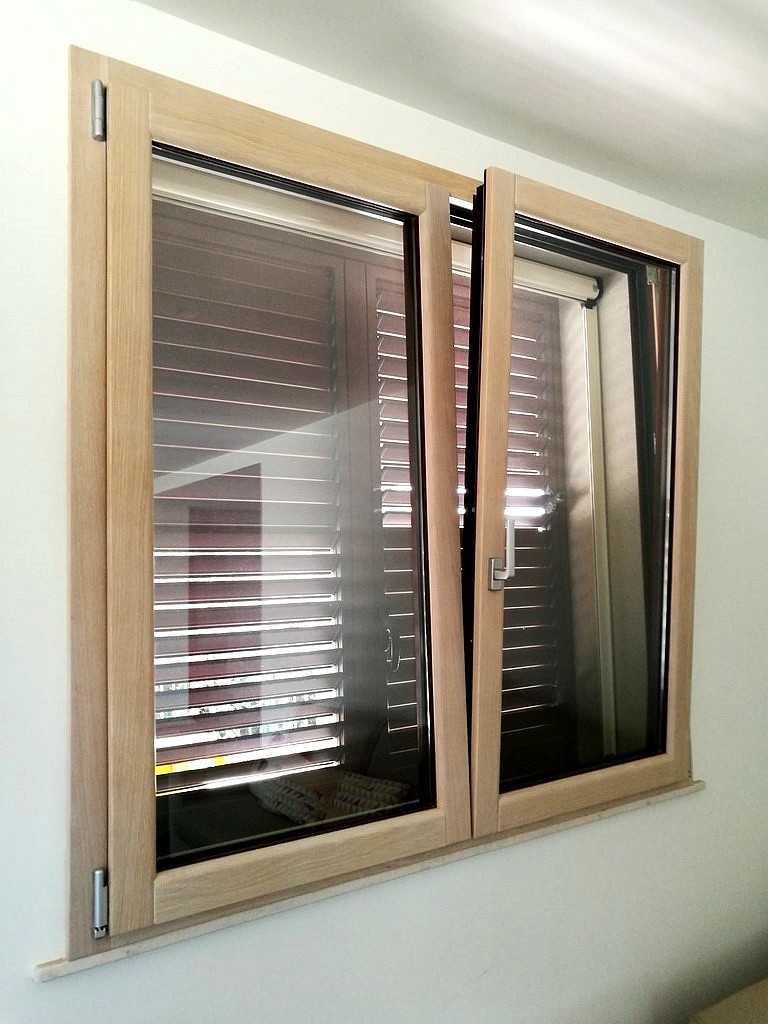 finestra in alluminio legno con ribalta in rovere sbiancato
