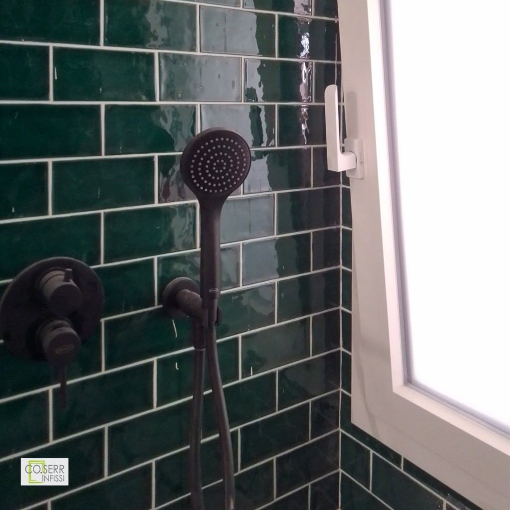 Finestra in allumnio bianca per bagno design