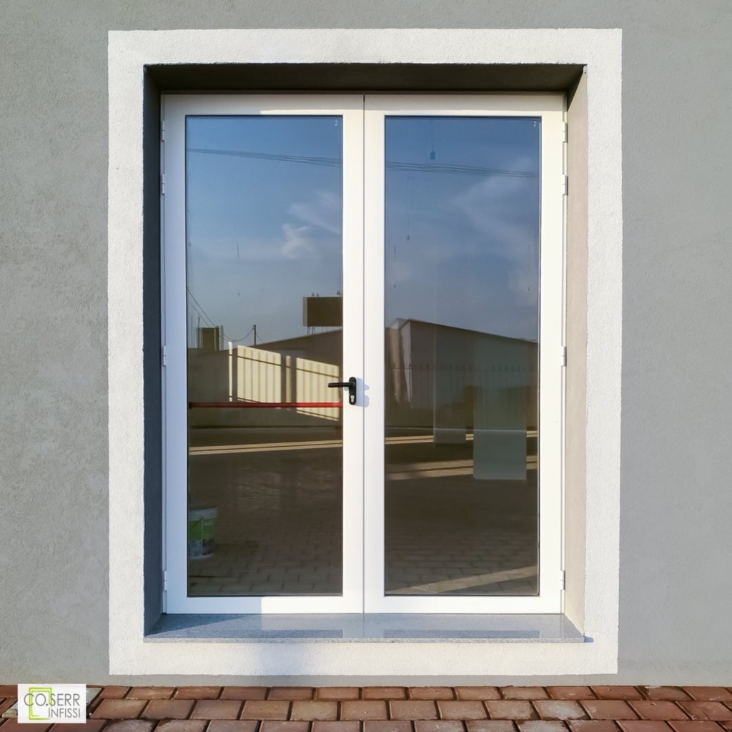 Porta a due ante in alluminio con maniglione antipanico per locale commerciale ad Augusta