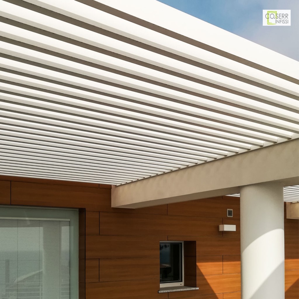 Pergola fissa in alluminio per villa di design ad Augusta, realizzata su progetto di architetto