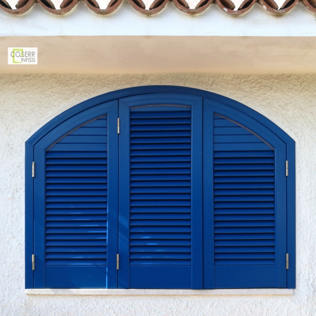 Persiana ad arco in alluminio azzurro con tre ante, installata in una villa ad Augusta – Co.Serr Infissi
