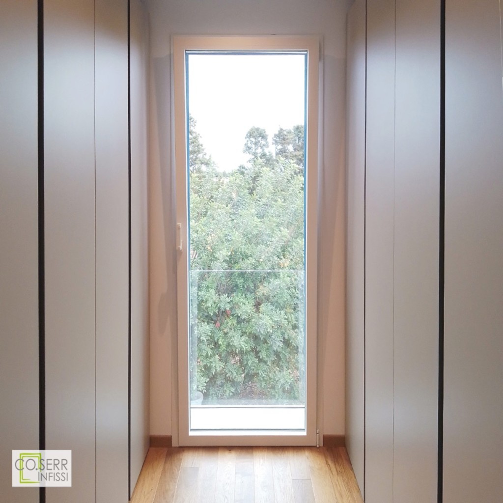 Porta finestra con ribalta in alluminio bianco con balaustra per cabina armadio progetto di architetto a Siracusa