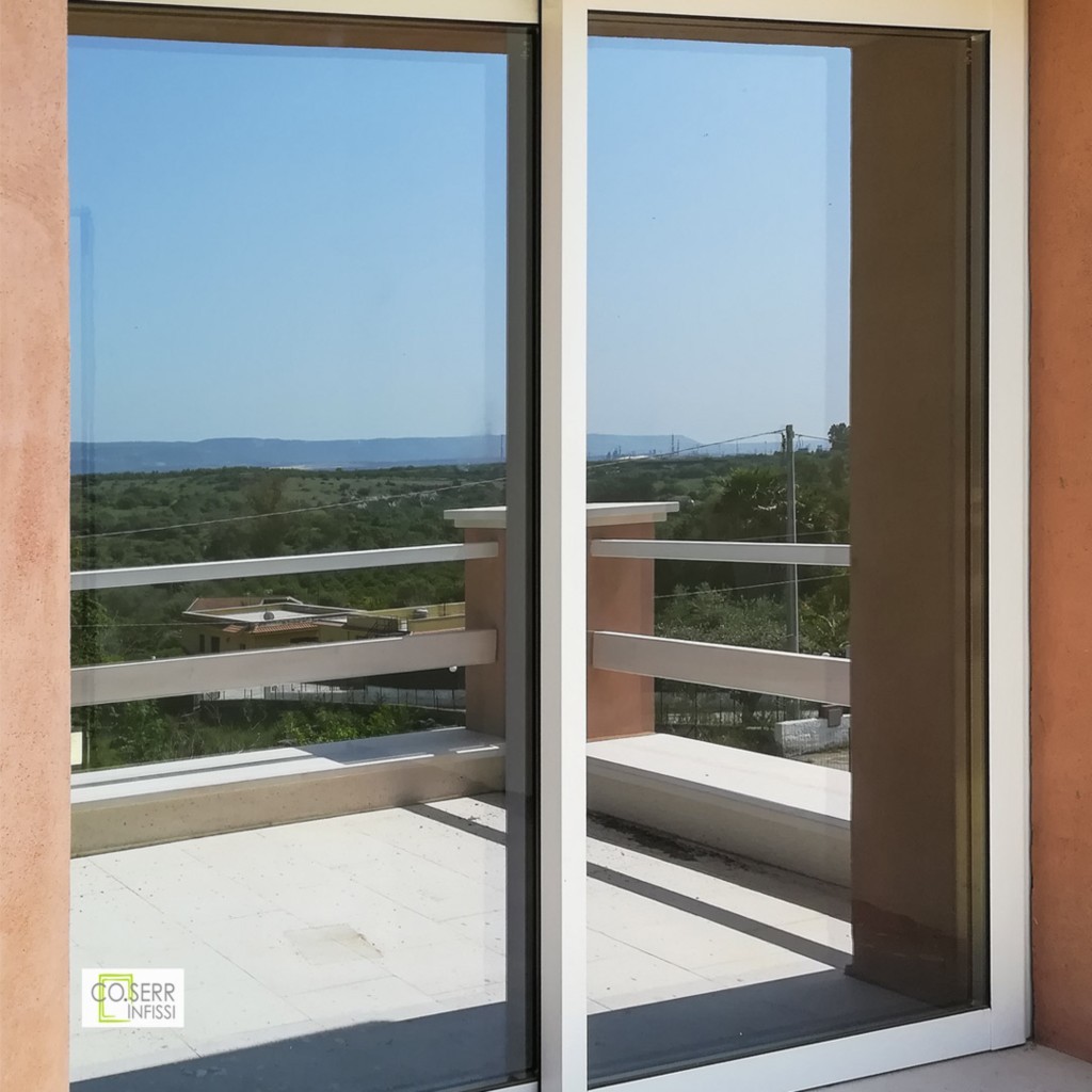 Porta scorrevole a due ante in alluminio avorio installata ad Augusta