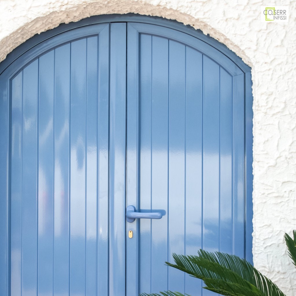 Portone ad arco su misura a due ante in alluminio azzurro installato in una villa di pregio ad Augusta