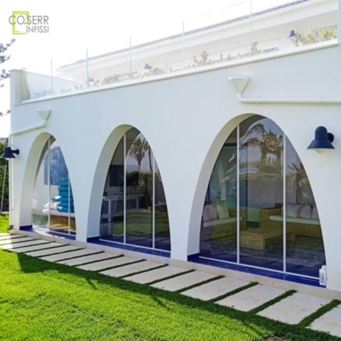 Scorrevoli realizzati da progetto di architetto per villa ad Augusta Facciata di villa di pregio ad Augusta con archi sagomati installata da Co.Serr
