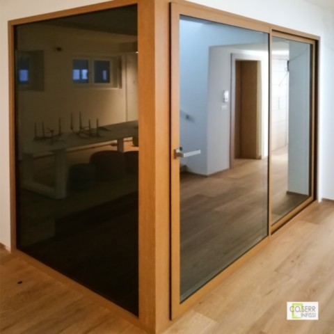 Cantina vini in alluminio legno per interno villa di design installata da Co.Serr ad Augusta Cantina vini in vetro specchiato in villa ad Augusta