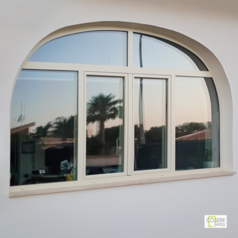 Finestra con arco a doppio raggio in allumnio installata in villa a Siracusa con PosaClima da Co.Serr Finestra grande con arco a doppio raggio in allumnio avorio per villa a Siracusa