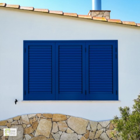 Lavoro realizzato da CoSerr Infissi Finestra persiana blu su facciata di villetta ad Augusta