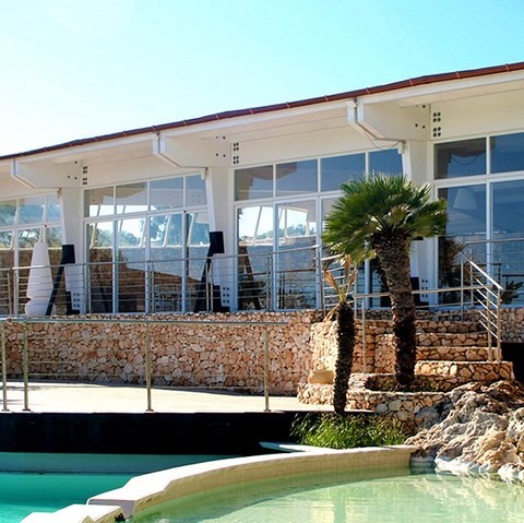 Porte finestre scrrevoli con sopraluce in allumnio bianco per resort Capo Campolato ad Augusta realizzate da coserr Porte finestre scrrevoli con sopraluce in allumnio bianco per struttura ricettiva con piscine e palme ad Augusta realizzate da coserr