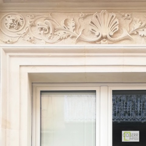 Porte finestra con scuretti installate sulla facciata di abitazione storica a Noto da CoSerr Particolare di porta finestra in allumnio avorio con scuretti per casa storica a Noto installate da Co.Serr