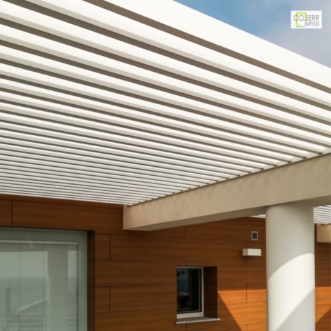Frangisole fisso in alluminio bianco per villa di design progettato da famoso architetto di Siracusa ad Augusta e installato da Coserr Frangisole in alluminio bianco su facciata di villa di design creata da architetto a Augusta