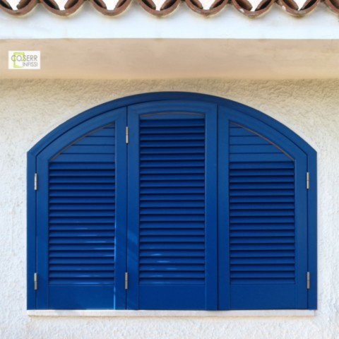 Persiana ad arco in alluminio azzurro con tre ante, installata in una villa ad Augusta – Co.Serr Infissi