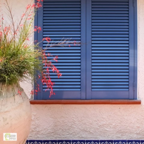 Finestra persiana in ral personalizzato per villa di pregio ad Augusta Particolare di persiana azzurra con giara fiori e decorazioni