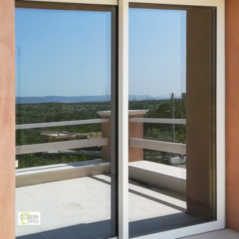 Porta finestra scorrevole a due ante per villa ad Augusta installato e prodotto da Coserr Infisso a due ante scorrevoli ad Augusta