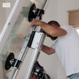 Domenico Solano installa una porta finestra Coserr