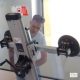 Giovanni mentre installa un vetro per un b&b a Augusta